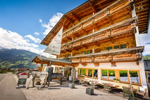 Das Alpen Wohlfühlhotel Dörflwirt im Sommer