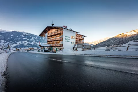 Das Alpen Wohlfühlhotel Dörflwirt im Winter
