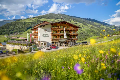 Das Alpen Wohlfühlhotel Dörflwirt im Sommer